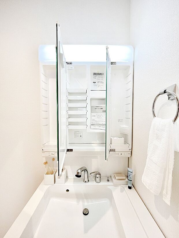 【三面鏡裏収納】三面鏡の裏に、化粧品や衛生用品などを収納可能。洗面台をすっきりと保ちます！