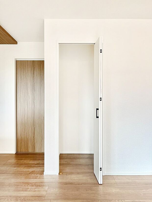 【リビング収納】リビング収納。ここに収納があると物が集まるLDKがスッキリ片付きそうですね。  