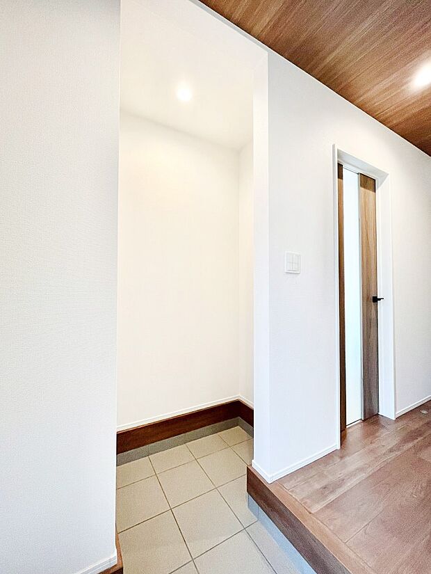 【収納】ベビーカーやアウトドア用品もスッキリ収納できるSIC付きです。