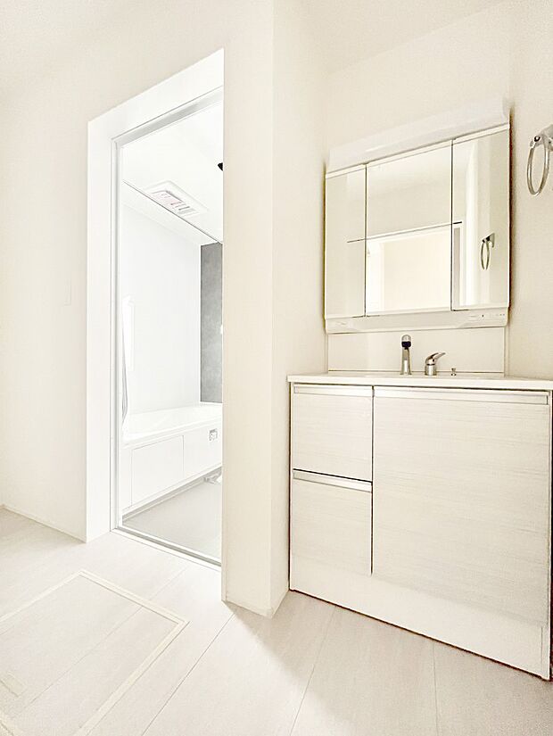 【脱衣場】身支度もスムーズにおこなえる脱衣場。  