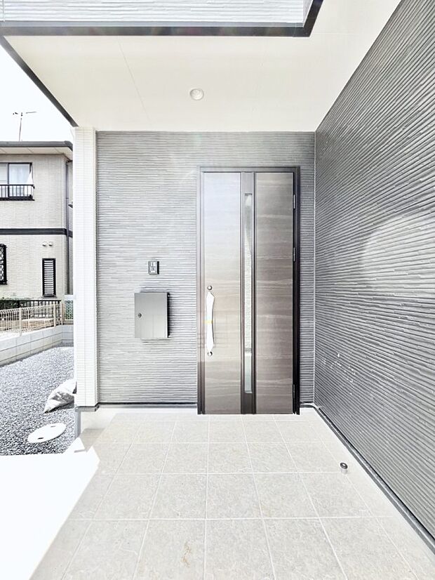 【玄関】玄関前は雨が降っても濡れにくい屋根付き