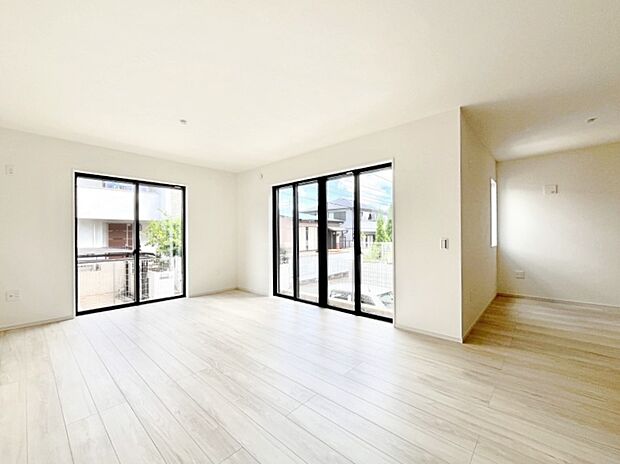 【ダイニング】家族の笑顔が自然と生まれてくる、そんな雰囲気のダイニングに仕上がっています。