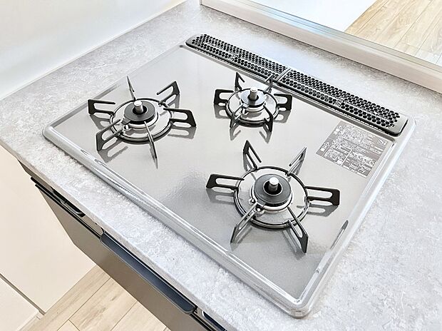 【Ｓｉセンサーコンロ】ガスコンロはＳｉセンサー搭載。火力調節や焦げ付き・消し忘れも防いでくれます。