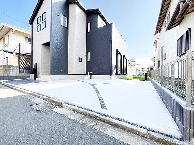 【駐車場】車の出し入れスムーズ！並列駐車2台分のカースペース付きです。