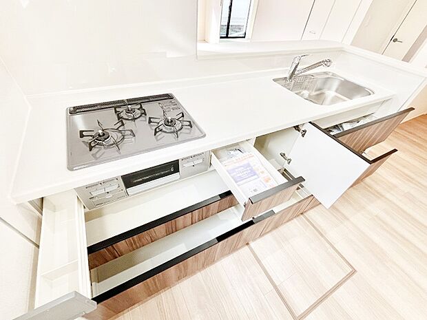 【キッチン収納】収納スペースもたっぷり！広々とした作業スペースで家事もラクラク！