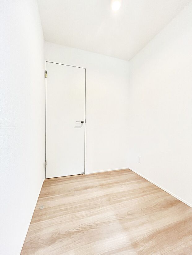 【収納】キッチンと洗面室をつなぐ収納スペース。収納はもちろん、家事室としても活用できます