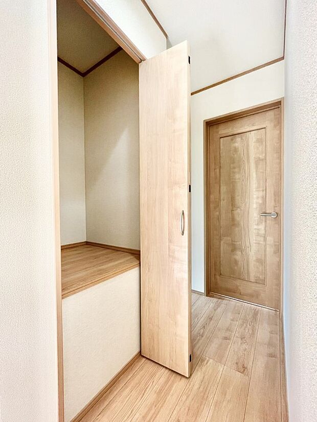 【廊下収納】廊下収納。掃除道具や季節の小物を収納することができます。