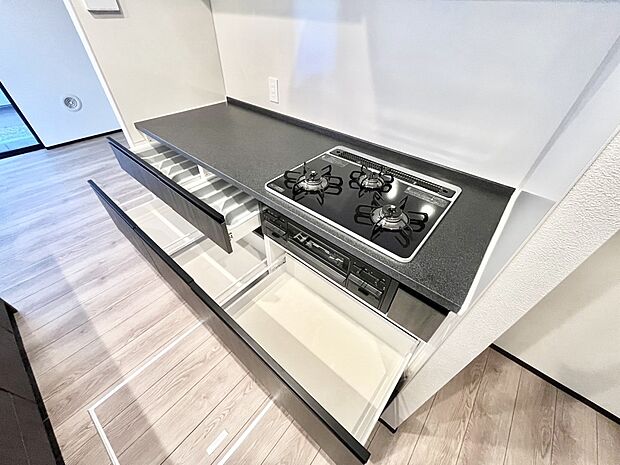 【キッチン】毎日使うキッチンだから、使いやすさ&お手入れのしやすさにこだわりました。