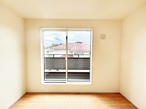 【寝室】バルコニーが明るさと開放感を演出!朝スッキリと目覚められそうですね!