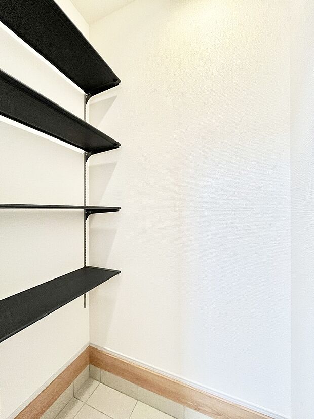 【玄関】土間収納付きの玄関。家族全員の靴や雨具などすっきり収納できます。