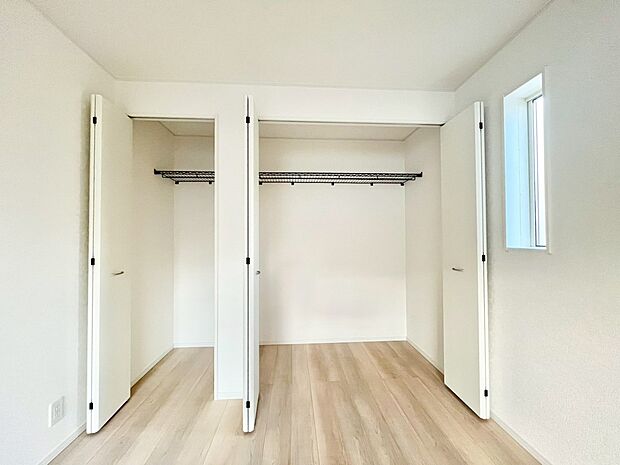 【収納】洋室のクローゼット。奥行きがあるので厚手の衣類もすっきり収まります。