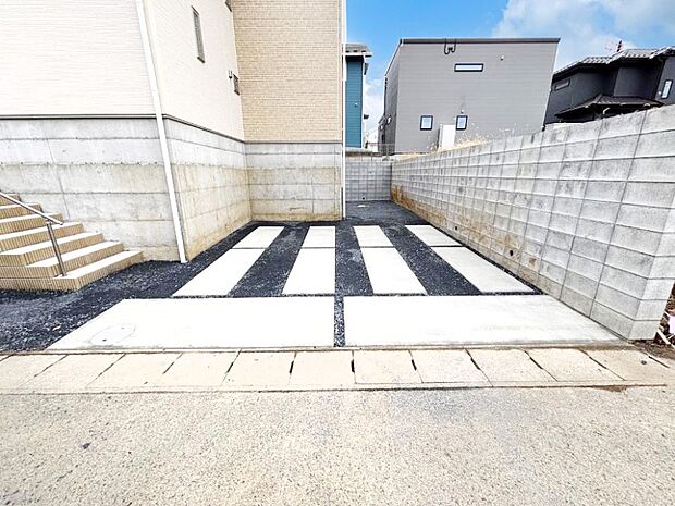 【駐車場】車の出し入れスムーズ!並列駐車2台分のカースペース付きです。