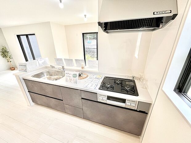 【ダイニングキッチン】料理をしながらでもご家族との会話を楽しめる対面キッチン