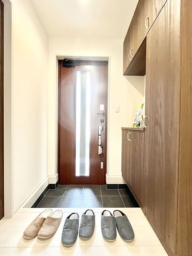 【玄関】明るい玄関はお客様をお出迎えするのにぴったりです！