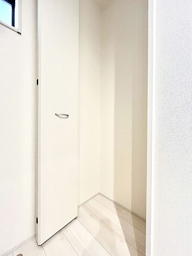 【廊下収納】廊下収納。掃除道具や季節の小物を収納することができます。