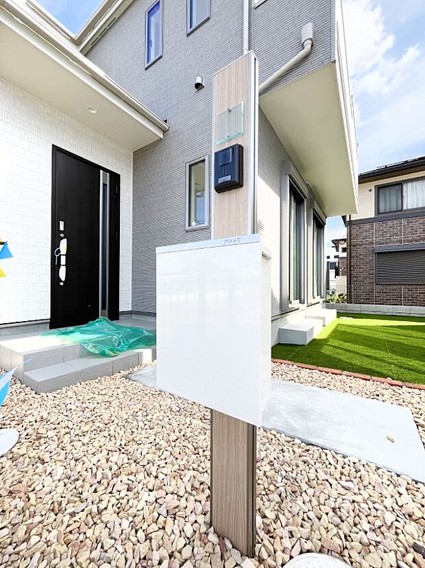 【その他現地】表札・インターホン・ポストをひとつに集約。エントランスになじむシンプルデザイン。