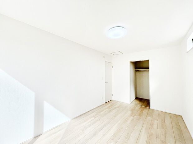 【寝室】大容量の収納力が嬉しいWIC付きのお部屋でゆったりリラックスタイム!