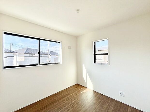 【寝室】２面採光なので、明るく風通しも良く心地良い生活が送れます。