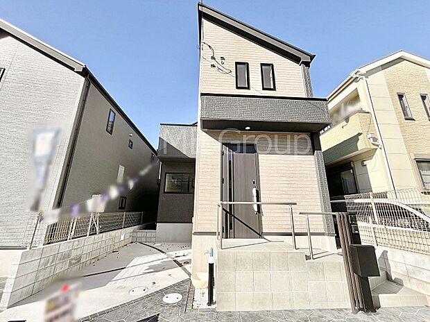 【現地外観写真】暮らしやすさと居心地の良さにこだわったシンプルで飽きのこないデザイン!