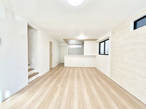 【ダイニング】「ただいま」「おかえり」家族とのコミュニケーションが深まるリビングイン階段があります。