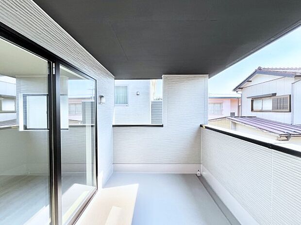 【バルコニー】上部に屋根がかかっているので急な雨の時にも安心です。