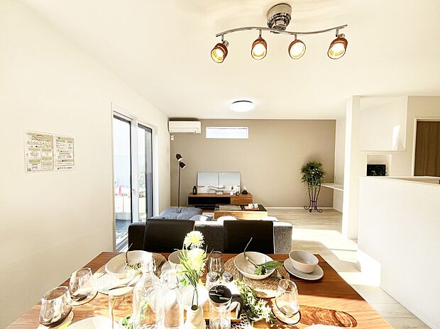 【リビングダイニング】明るい陽光が注ぎ、寛ぎの雰囲気に満たされるリビング・ダイニング。