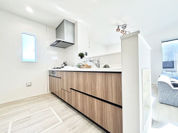 【ダイニングキッチン】料理をしながらでもご家族との会話を楽しめる対面キッチン