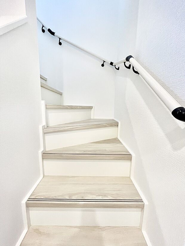 【その他内観】安全性を考慮し階段には手すりを設置しています