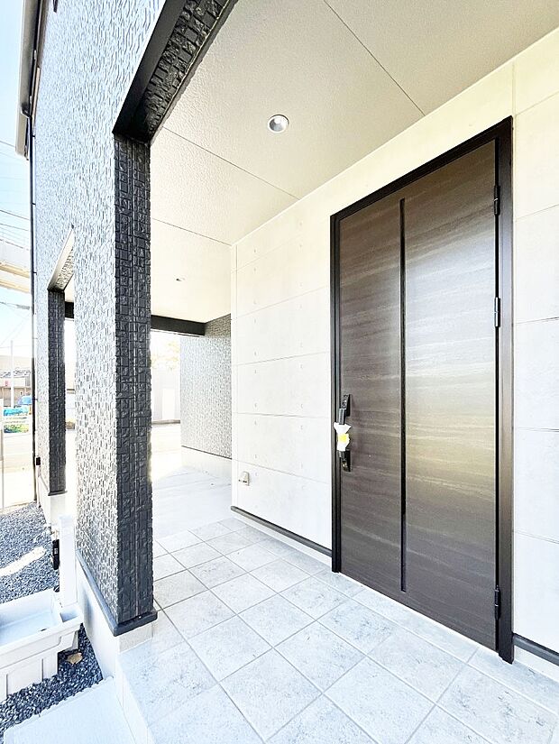 【玄関】大切な家族、来客を出迎える玄関。