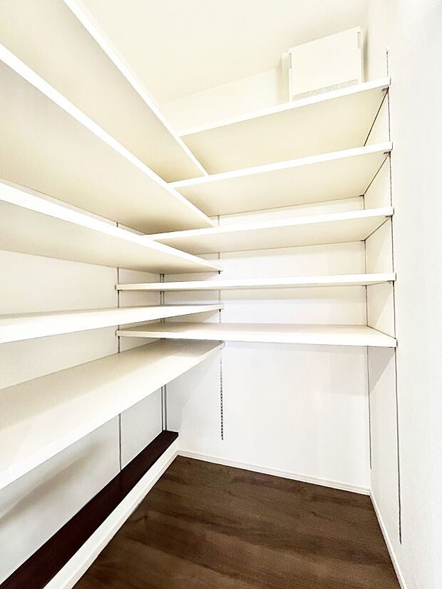 【収納】食品のストックや調理器具の保管に便利な可動棚付きパントリー    