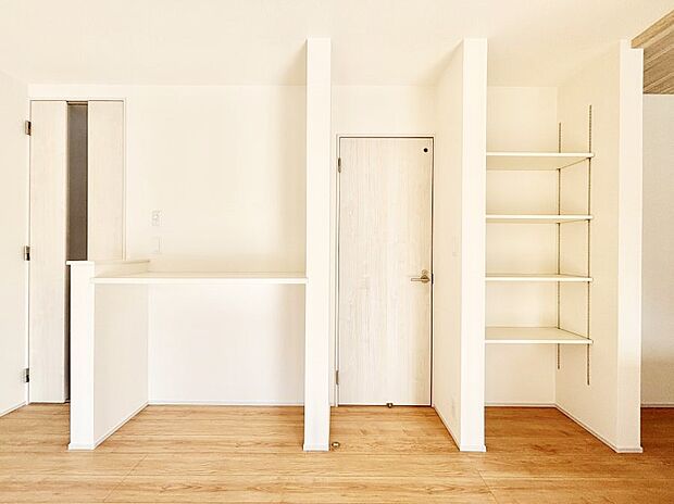 【その他内観】リビングのカウンター&収納