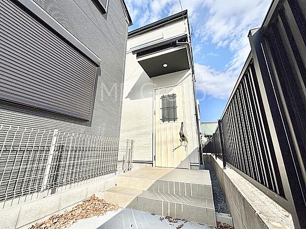 【現地外観写真】暮らしやすさと居心地の良さにこだわったシンプルで飽きのこないデザイン!