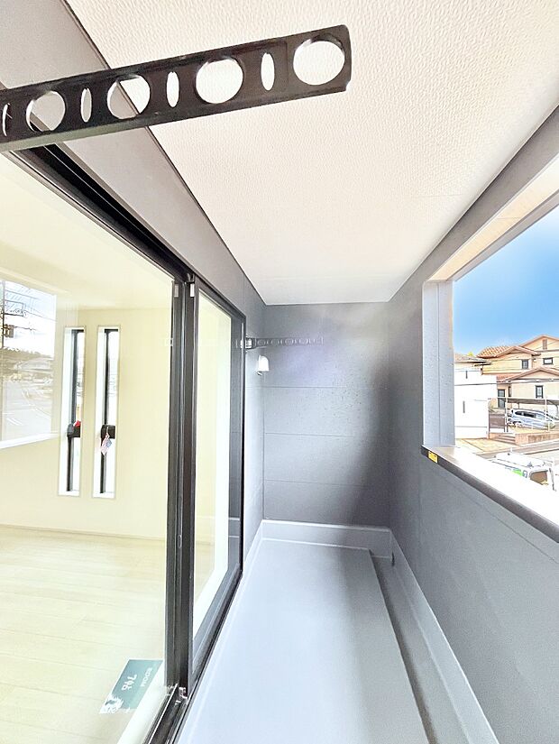 【バルコニー】お仕事中やお出掛け中の急な雨も安心。南向きのインナーバルコニー！