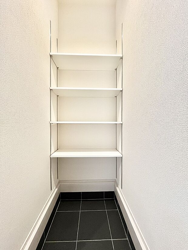 【収納】玄関には高さを調節できる可動棚付きの収納スペース。