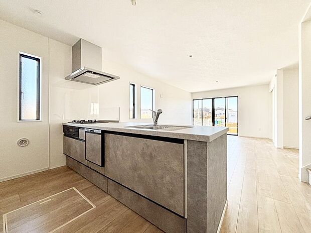 【ダイニングキッチン】料理をしながらご家族との会話を楽しめる対面カウンターキッチン