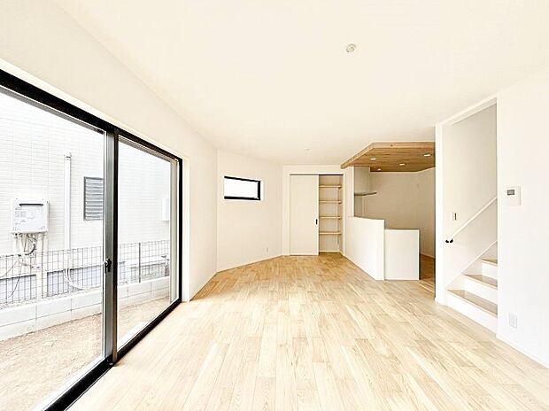 【リビングダイニング】自然光が取り込まれ、家族団らんの場所を明るく演出