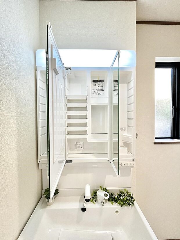 【三面鏡裏収納】三面鏡の裏に、化粧品や衛生用品などを収納可能。洗面台をすっきりと保ちます!