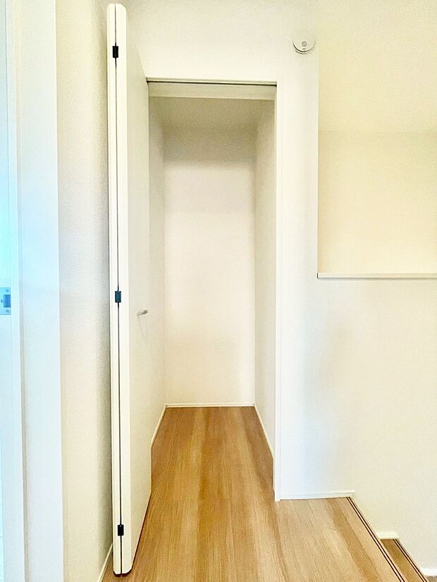 【廊下収納】掃除用具や生活雑貨の保管に便利な廊下収納