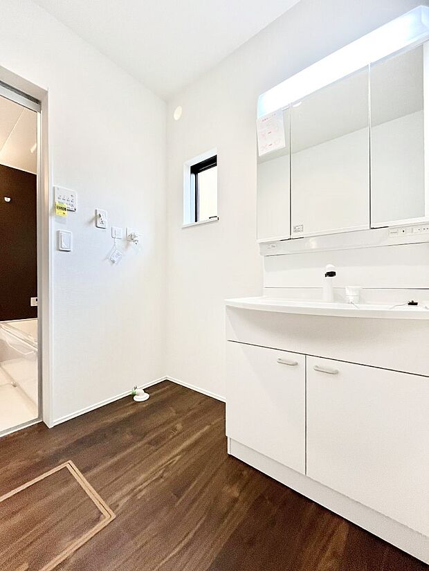 【脱衣場】身支度もスムーズにおこなえる脱衣場。  