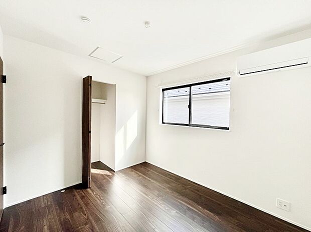 【寝室】使いやすい形でベットや家具の置き方にも困ることもありません。   