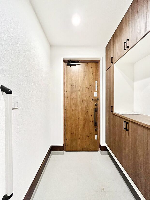 【玄関】明るい玄関はお客様をお出迎えするのにぴったりです！