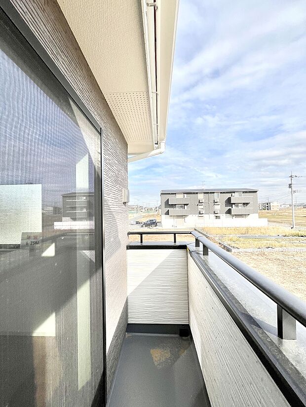 【バルコニー】暖かな陽光が降り注ぐバルコニーはお洗濯におすすめ。爽やかな風も心地よいです。 