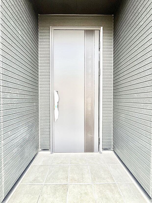 【玄関】玄関前は雨が降っても濡れにくい屋根付き