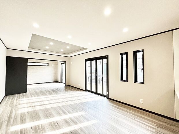 【リビングダイニング】大きな窓からたっぷりの陽光と風を感じられるリビング