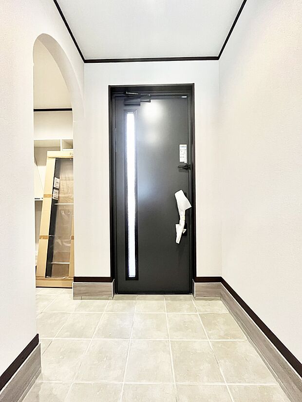 【玄関】ガラススリットの入った玄関ドアが室内に光を届けてくれます