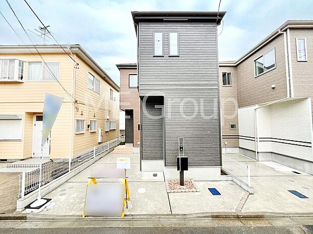 【現地外観写真】暮らしやすさと居心地の良さにこだわったシンプルで飽きのこないデザイン ！