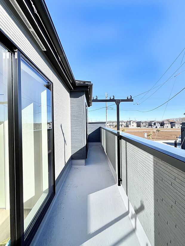 【バルコニー】ゆったりバルコニーだから沢山お洗濯ものを干せます。