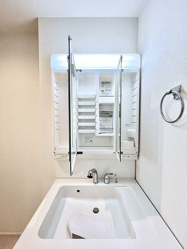 【三面鏡裏収納】三面鏡の裏に、化粧品や衛生用品などを収納可能。洗面台をすっきりと保ちます！