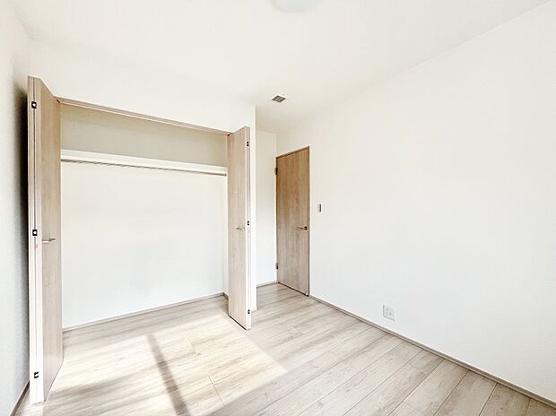 【寝室】使いやすい形でベットや家具の置き方にも困ることもありません。