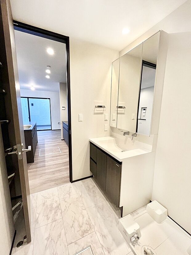 【洗面台・洗面所】清潔感のある快適空間です。毎日の身支度も気持ち良くお使い頂けます。 